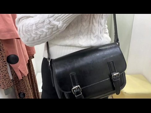 ❤️ Almenn sjálfsfróun ungrar tíkar FeralBerry með dildó í mátunarklefa ️❌ Klámmyndband á is.porn-list.ru ❌️❤